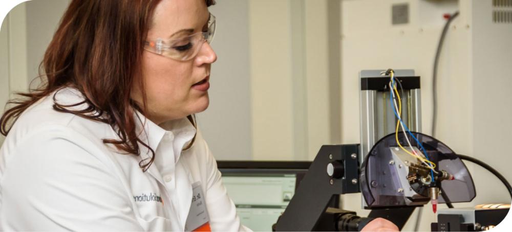 Uno scienziato in un laboratorio